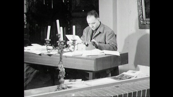 Autor Michel Butor an siener Schreibmaschine (1964)  