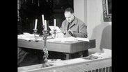 Autor Michel Butor an siener Schreibmaschine (1964)  