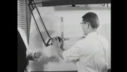Technischer Zeichner an einem Plan (1964)  