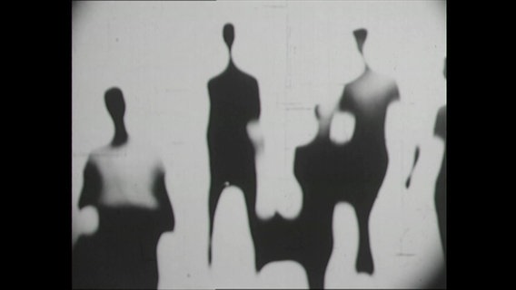 Schematische Schatten verschiedener Torsos in einer Ausstellung 1964  