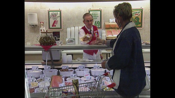 Eine Frau kauft an einer Teke im Supermarkt ein (Archivbild).  