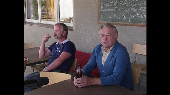 Zwei Männer mit Bier sitzen vor einem Gasthaus (Archivbild)  