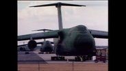 Militärflugzeuge stehen auf einem Flugfeld (Archivbild).  