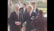 Zwei Politiker reichen sich beim EG-Gipfel die Hand (Archivbild).  