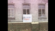 Aus einem Gitterfenster einer DDR-Psychiatrie hängt das Banner "Wir fordern Freiheit" (Archivbild).  
