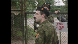 Soldaten stehen an einem Zaun (Archivbild).  