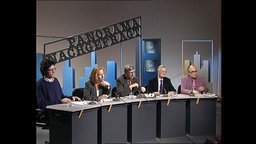 Experten und Redakteure sitzen im Panorama-Studio (Archivbild).  
