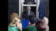 Figuren des Satire-Magazins "Spitting Image" stehen vor der Downing Street 10 (Archivbild).  