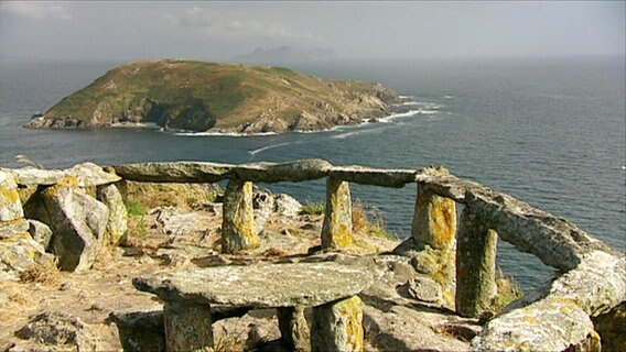 Blick über einen keltischen Steinkreis der an der altanltischen Küste Galiciens steht. © NDR Mediathek 