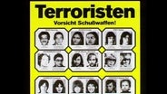 Ein Plakat mit der Überschrift "Terroristen, Vorsicht Schusswaffe!"  