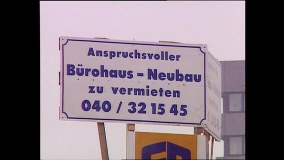 Ein Schild, das auf einen Büroneubau hinweist  