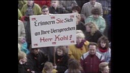 Plakat mit der Aufschrift: "Erinnern Sie sich an Ihr Versprechen, Herr Kohl" (Archivbild)  
