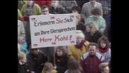 Plakat mit der Aufschrift: "Erinnern Sie sich an Ihr Versprechen, Herr Kohl" (Archivbild)  