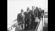 Spieler des SV Werder Bremen kommen die Gangway am Flughafen herunter (1964)  