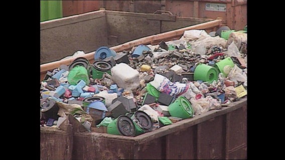 Ein mit Sondermüll gefüllter Container.  