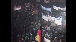 Menschenmenge einer Montagsdemonstration in Leipzig (Archivbild).  
