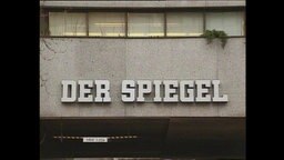 Der Schriftzug "Der Spiegel" befestigt an einer Hausfassade  