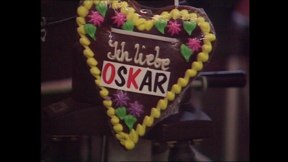 Ein Lebkuchenherz mit dem Schriftzug "Ich liebe Oskar (Lafontaine)"  