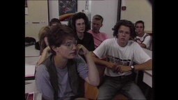 Schülerinnen und Schüler sitzen zusammen in einem Klassenraum (Archivbild).  