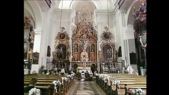 Eine Trauung in einer katholischen Kirche.  