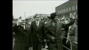 Honecker und Gaddafi winken gemeinsam der Menge zu (Archivbild)  