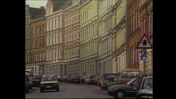 Blick auf eine Straße, in der Altbauhäuser stehen (Archivbild).  