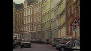 Blick auf eine Straße, in der Altbauhäuser stehen (Archivbild).  