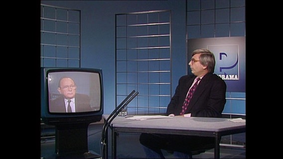 Panorama-Moderator Joachim Wagner spricht mit dem ins Studio zugeschalteten Außenminister Genscher (Archivbild).  