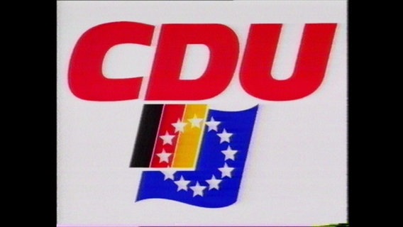 Der Schriftzug "CDU", darunter eine Deutschland- und Europaflagge (Archivbild).  