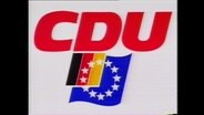 Der Schriftzug "CDU", darunter eine Deutschland- und Europaflagge (Archivbild).  