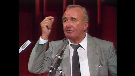 Franz Schönhuber (Die Republikaner) hält eine Rede (Archivbild).  
