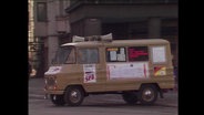 Ein Bus mit Stickern, unter anderem von der SPD (Archivbild)  