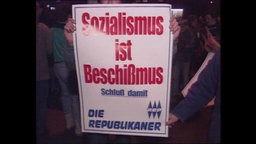 Ein Plakat der Republikaner mit der Aufschrift "Sozialismus ist Beschißmus"  