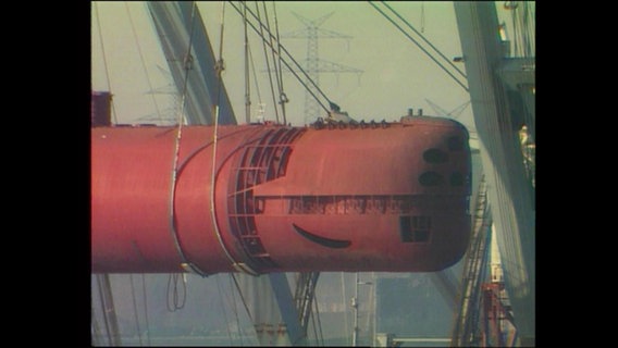 Ein U-Boot Rohbau schwebt an einem Kran  