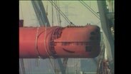 Ein U-Boot Rohbau schwebt an einem Kran  