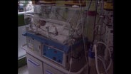 Ein Säugling liegt in einem Inkubator (Archivbild).  