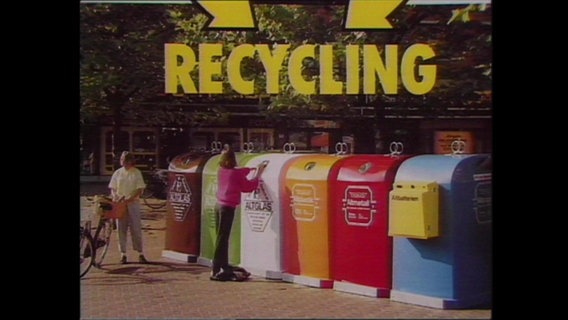 Bunde Müllcontainer, darüber der Schriftzug "Recycling" (Archivbild).  