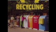 Bunde Müllcontainer, darüber der Schriftzug "Recycling" (Archivbild).  