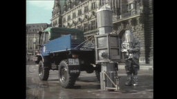 Spielfim-Szene: Ein Mann in Schutzkleidung lädt einen atomaren Sprengkörper vom Auto (Archivbild).  