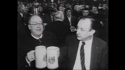 Zwei Politiker stoßen mit Bierkrügen an (Archivbild).  