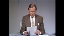 Ein Sprecher liest Gegendarstellungen im Fernsehstudio vor (Archivbild).  