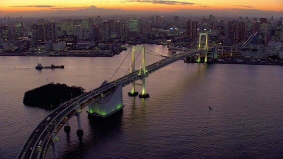 Die Rainbow Bridge im Hafen von Tokio.  