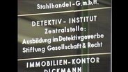 Ein Schild mit der Aufschrift "Detektiv-Institut"  
