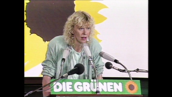 Dorothee Pass-Weingartz von der AG Mütterpolitik der Grünen an einem Redepult (Archivbild).  