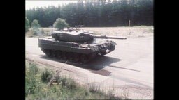 Ein Panzer auf einer Straße (Archivbild).  