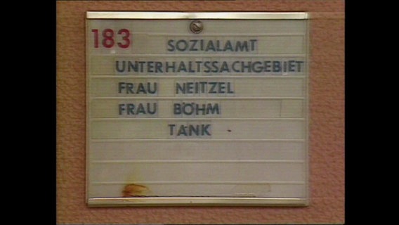 Schild mit der Aufschrift "Sozialamt Unterhaltssachgebiet" (Archivbild).  