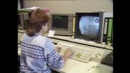 Eine Frau tippt Daten in einen Computer ein (Archivbild).  