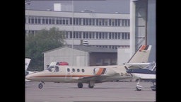 Ein Flugzeug steht auf einem Flugfeld (Archivbild).  