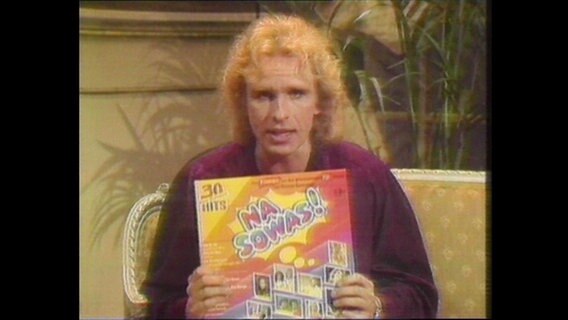 Thomas Gottschalk hält eine Schallplatte in die Kamera (Archivbild).  