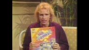 Thomas Gottschalk hält eine Schallplatte in die Kamera (Archivbild).  